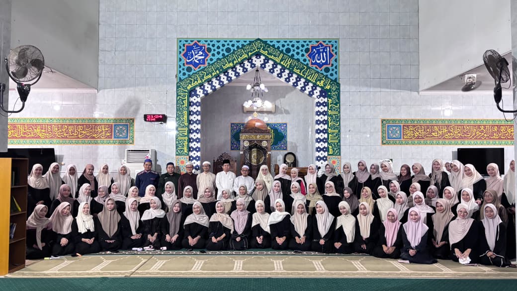 Foto bersama usai penutupan.