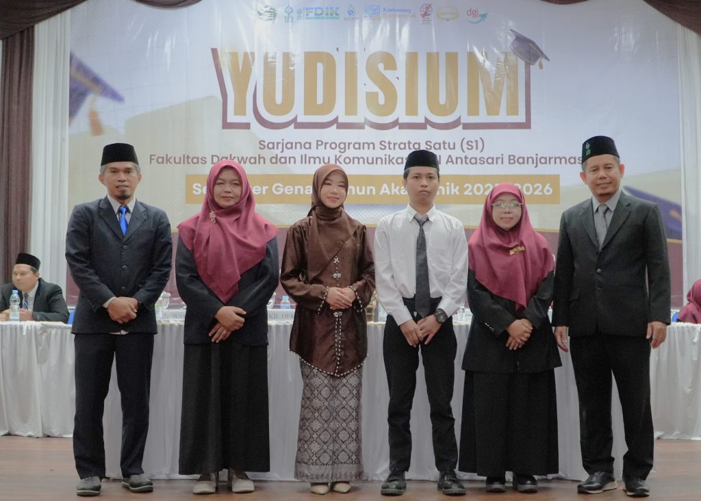 Foto bersama usai simbolis pelepasan alumni.