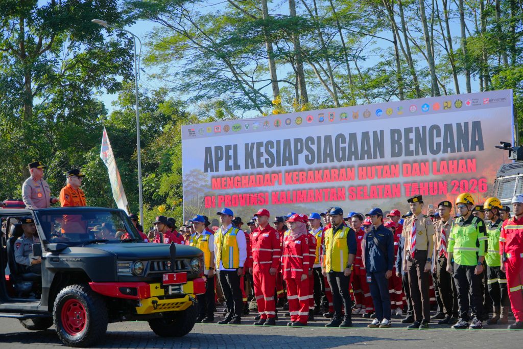 Gubernur H. Muhidin saat memimpin Apel (Foto:Humas/Neco EP)
