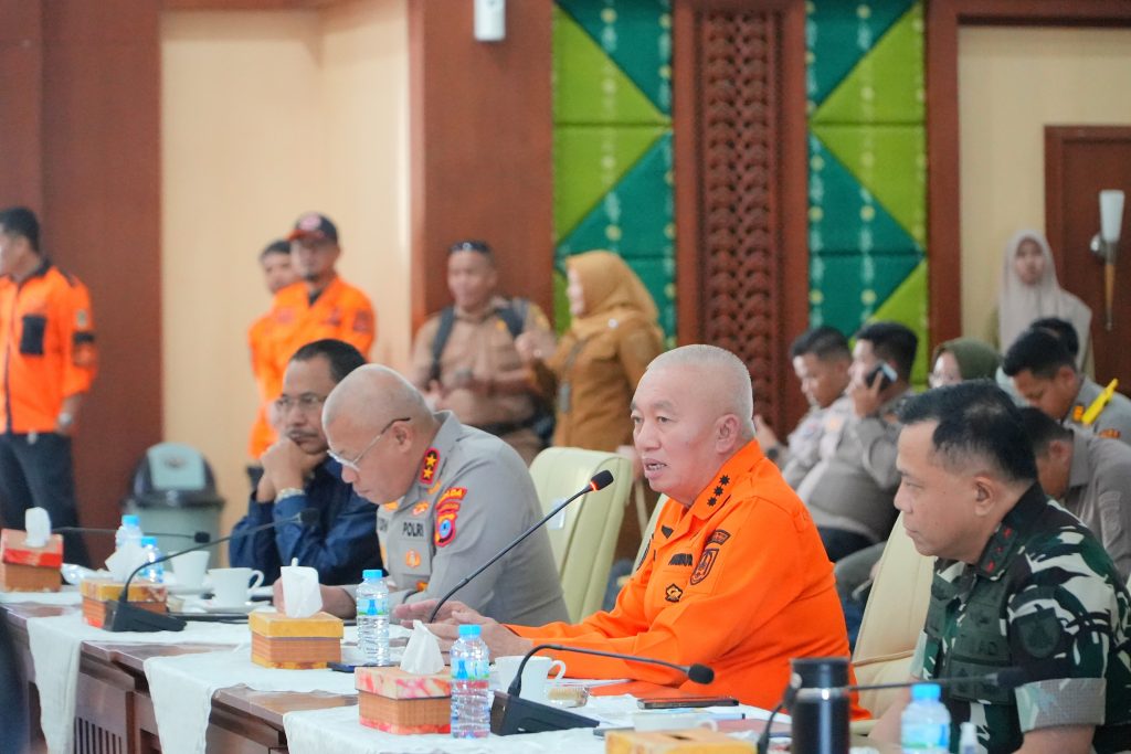 Gubernur H. Muhidin saat memimpin Rakor (Foto:Humas/Neco EP)