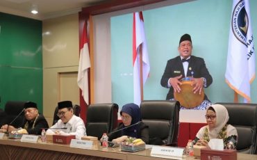 H. Ahmad Syarani, M.Ag. saat tampil bermadihin di video profil S-2 Ilmu Tasawuf UIN Antasari.
