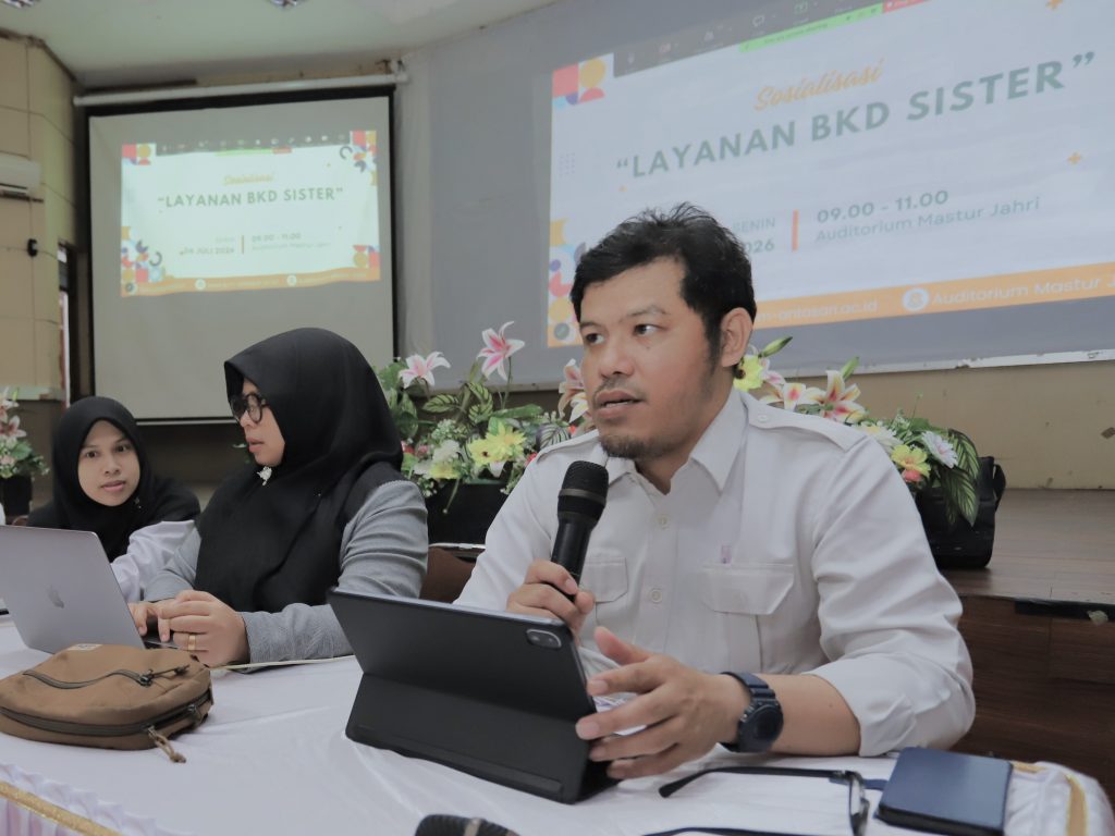 Imadduddin, M.A., M.Kes. saat menyampaikan laporan.