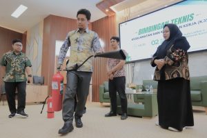 Instruktur saat mencontohkan penggunaan APAR (Foto:Humas)