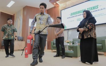 Instruktur saat mencontohkan penggunaan APAR (Foto:Humas)