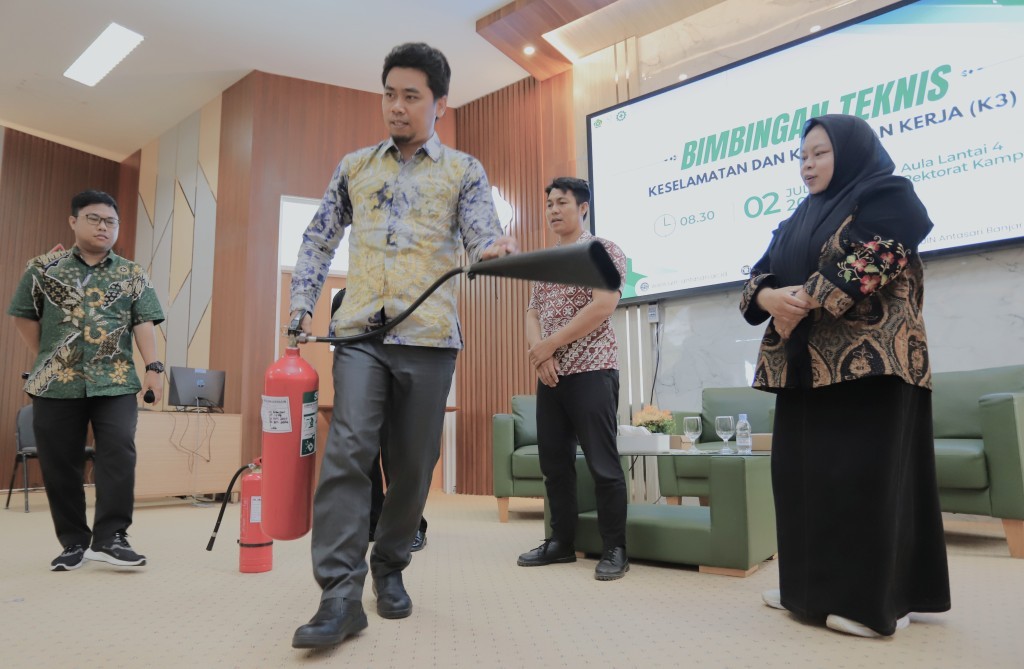 Instruktur saat mencontohkan penggunaan APAR (Foto:Humas)