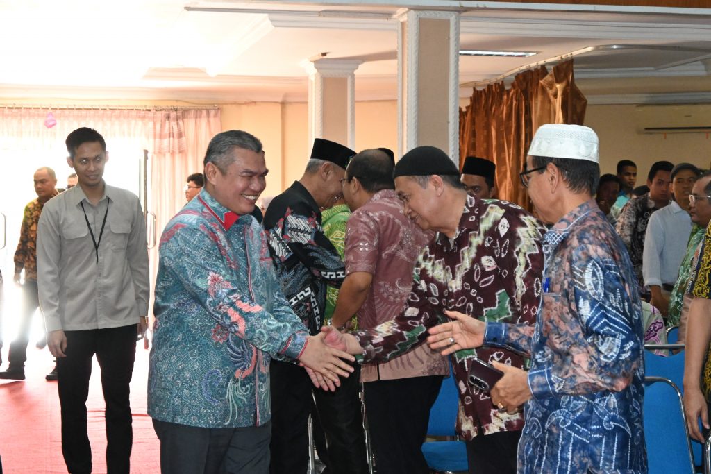 Irjen Kemenag RI H. Khairunas, M.H., CGCAE saat bersilaturahmi di UIN Antasari.