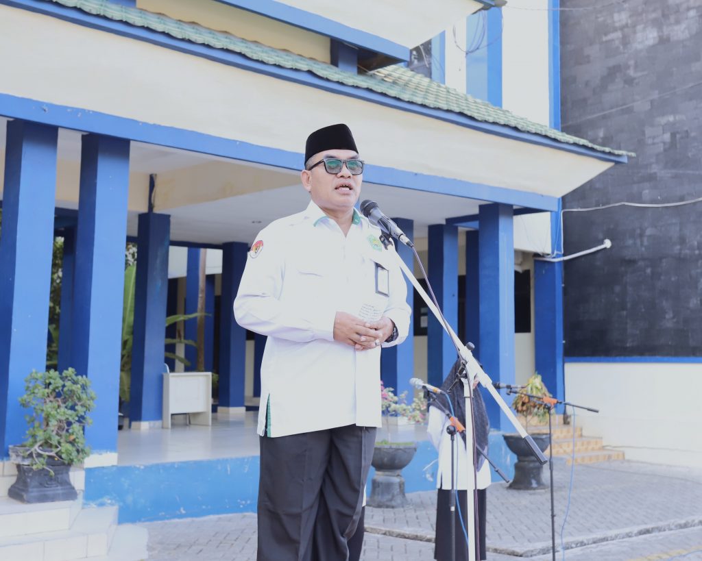 Karo AUPKK UIN Antasari Dr. H. Zainal Ilmi, M.Pd.I. saat menjadi pembina apel.