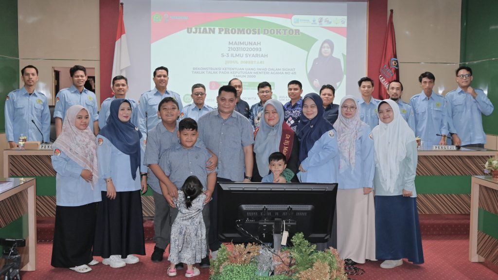 Keluar Dr. Maimunah, M.H.I. saat berfoto bersama rombongan dari UIN Palangka Raya.