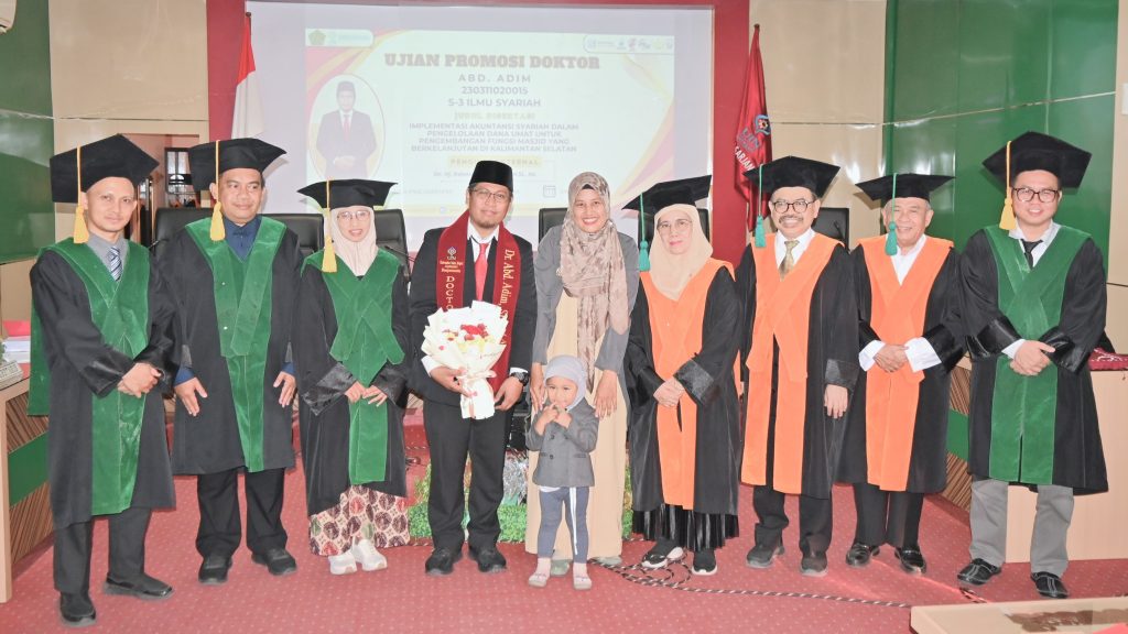 Keluarga Abd. Adim saat berfoto bersama Dewan Penguji.