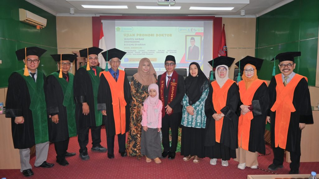 Keluarga Dr. Wahyu Akbar, Sy., S.E., M.E. saat berfoto bersama Dewan Penguji (Foto:Humas/Jamal Ripani)