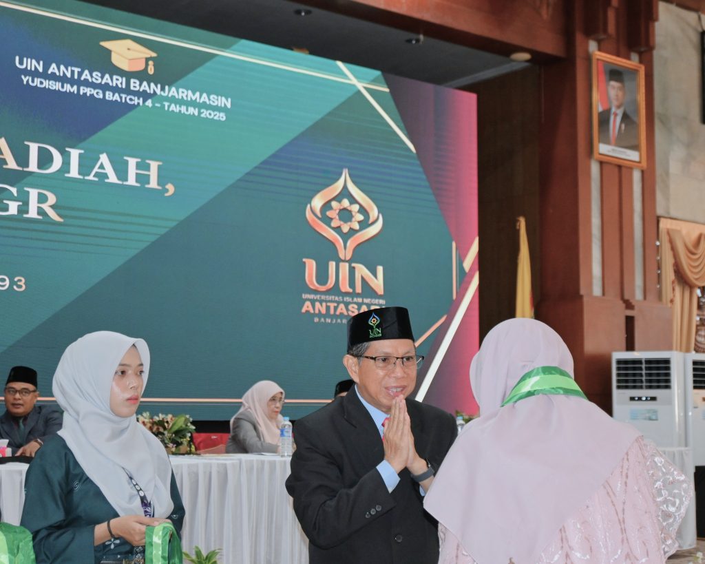 Ketua LPTK UIN Antasari yang juga Dekan FTK Dr. H. Hamdan, M.Pd. usai mengalungkan tanda alumni.