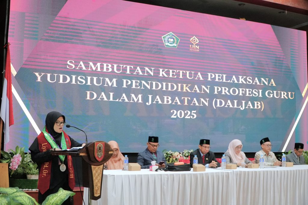 Liyana, S.Pd., Gr. saat menyampaikan laporan panitia.