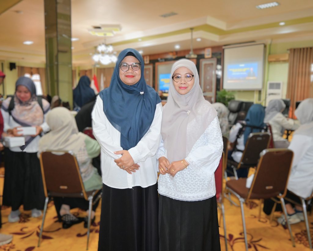 Mahmudah, M.Pd.I. saat berfoto bersama Sekretaris Prodi Khairunnisa, M.Pd.I. (Foto:Dokhum 2026)
