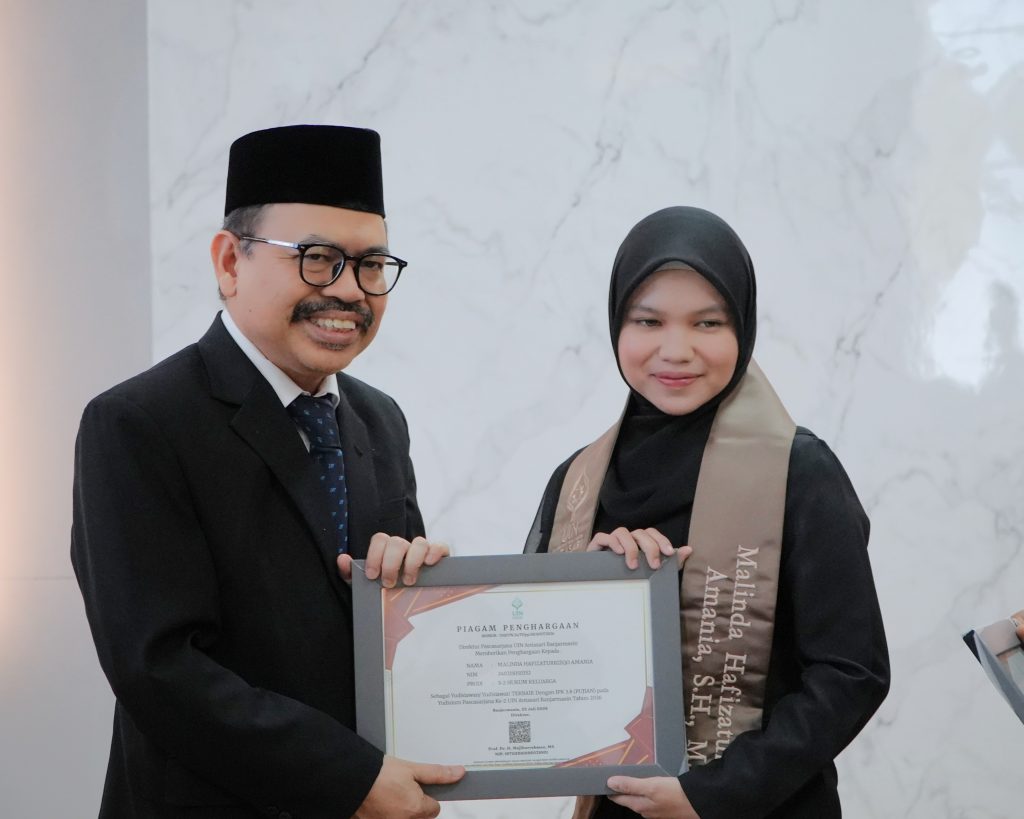 Malinda Hafizaturrizqo Amania, M.H. saat menerima penghargaan