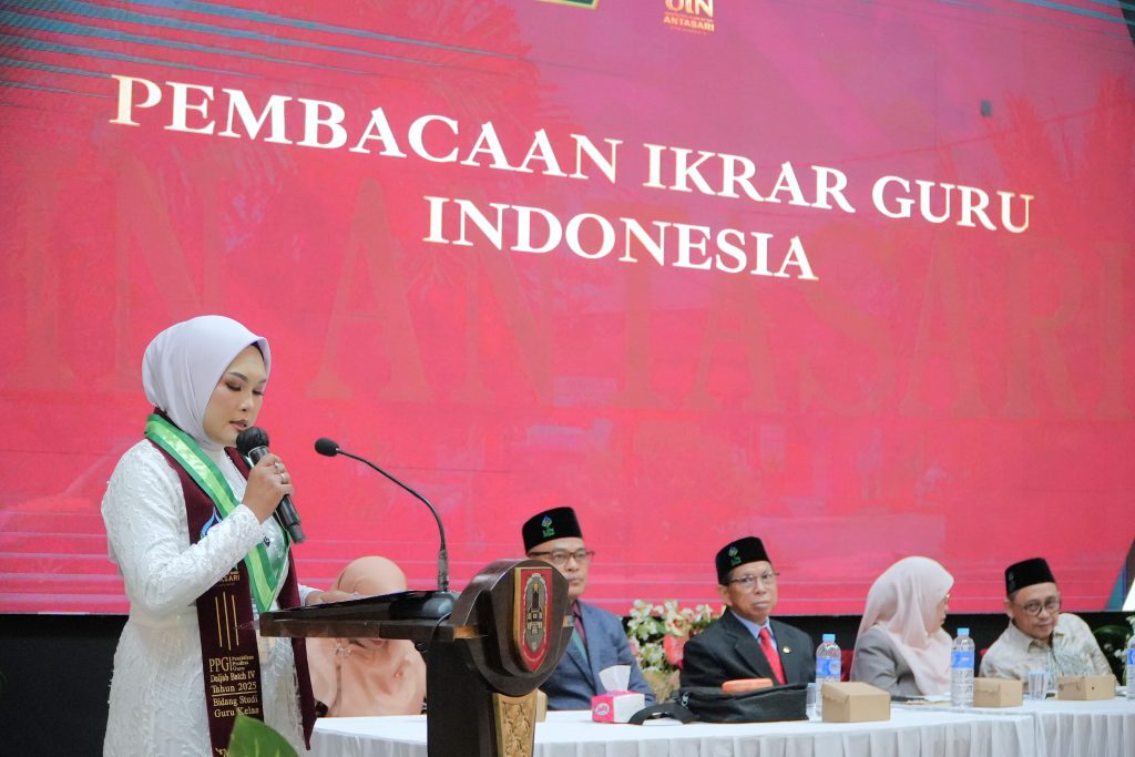 Melina Listiawati, S.Pd., Gr. saat memimpin pembacaan ikrar.