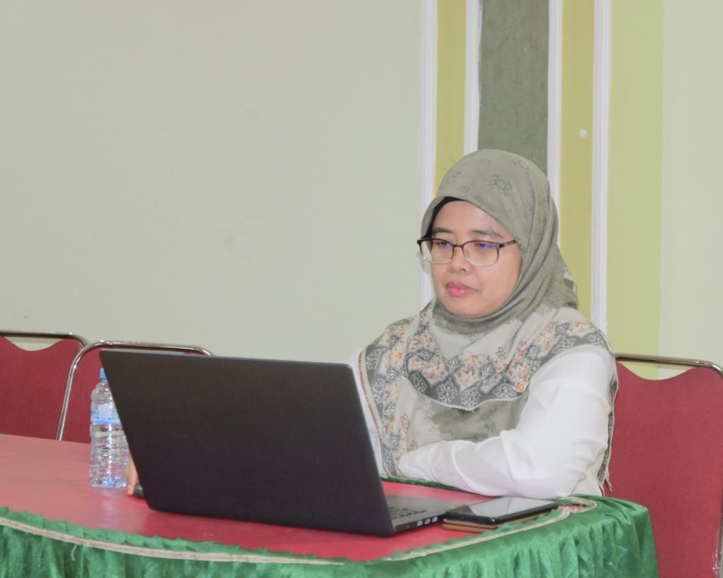 Mufidatun Nisa, S.Th.I., M.Fil.I. saat serius mengikuti acara secara daring.