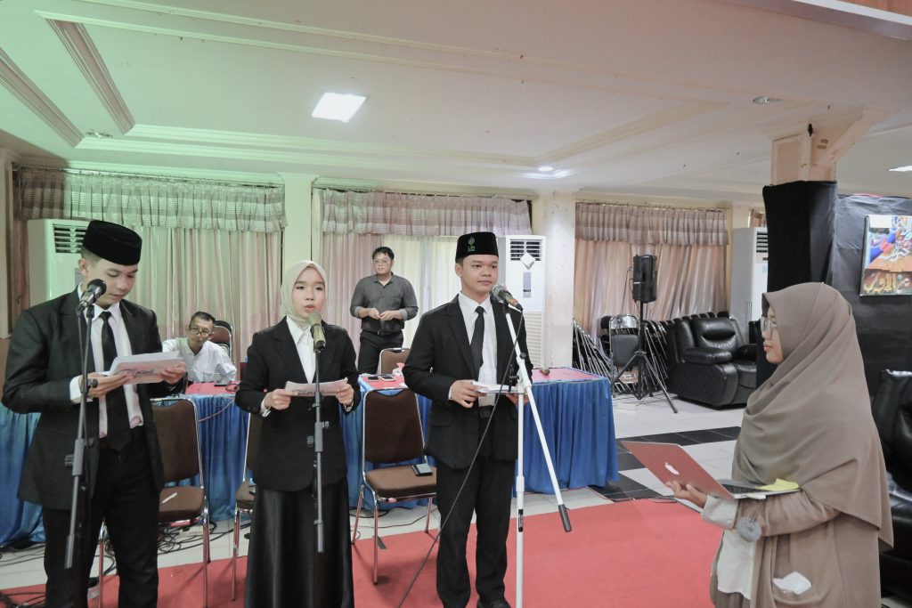 Muhammad Ali Fada (kanan) saat bersiap tampil (Foto:Humas)
