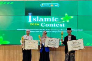 Munawarah (tengah) saat meraih juara 3 nasional (Foto:Tim Prodi PGMI) Munawarah (tengah) saat meraih juara 3 nasional (Foto:Tim Prodi PGMI)
