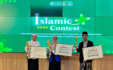 Munawarah (tengah) saat meraih juara 3 nasional (Foto:Tim Prodi PGMI)