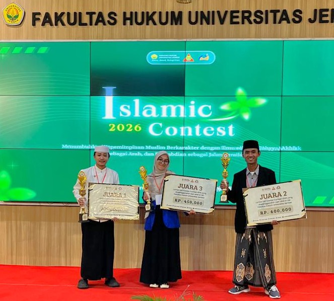 Munawarah (tengah) saat meraih juara 3 nasional (Foto:Tim Prodi PGMI)