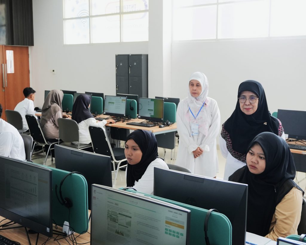 Nazula Elva Rahma, S.E., M.M. saat bertugas mendampingi Rektor memantau kelancaran Ujian Masuk UIN Antasari (Foto:Dokhum 2026)
