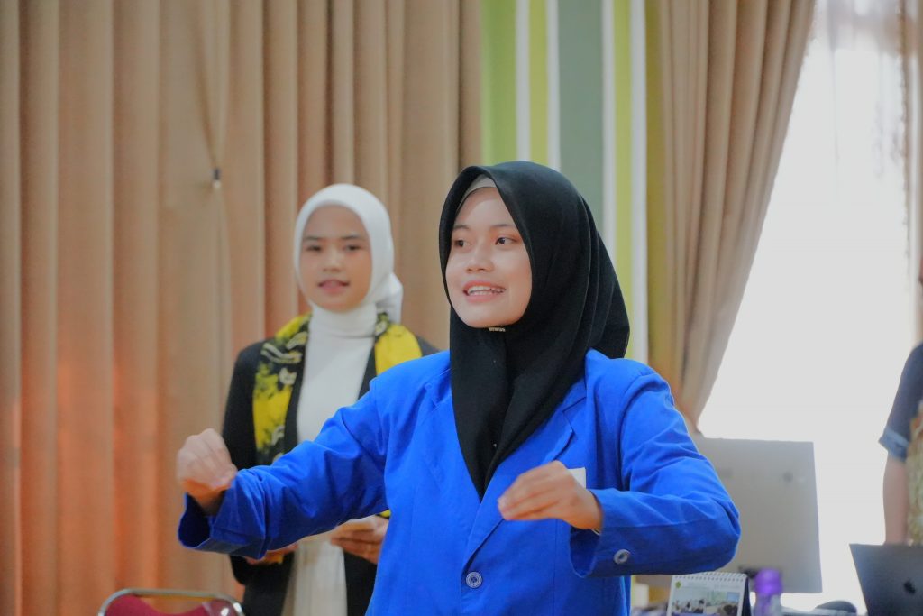Nur Rahmi Maulidya saat menjadi dirigen (Foto:Humas)