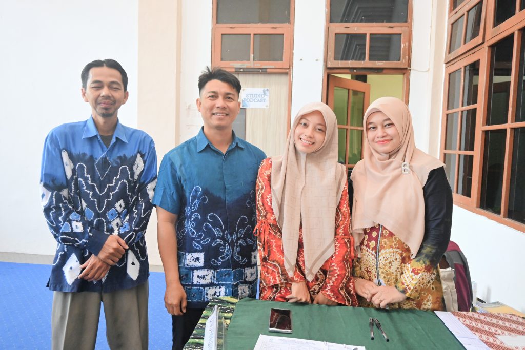 Panitia saat ceria bertugas (Foto:Humas/Jamal Ripani)