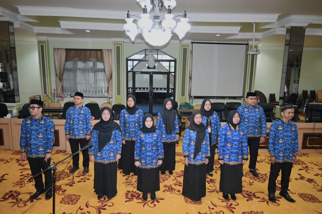 Para PNS yang dilantik di UIN Antasari.