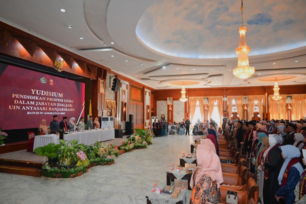 Para Yudisiawan saat dikukuhkan menjadi Guru Profesional.