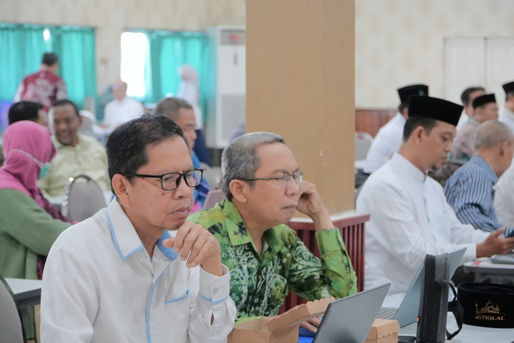 Para asesor saat serius melakukan penilaian.