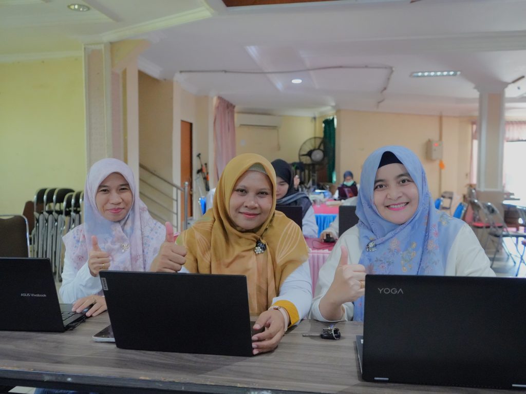 Para dosen saat ceria mengikuti pendampingan.