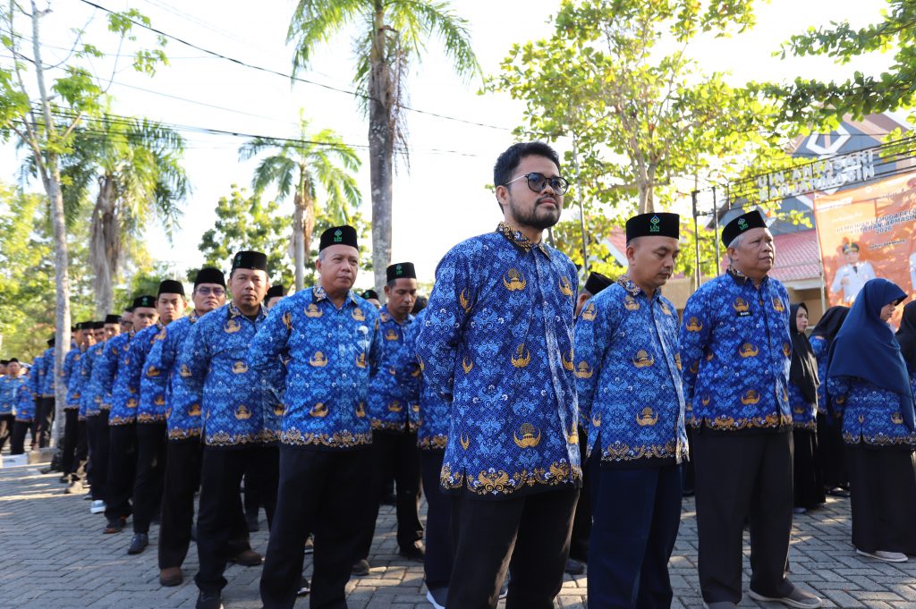 Para peserta Apel saat mendengarkan khidmat amanat Pembina (Foto:Humas/Rudy Hermawan)