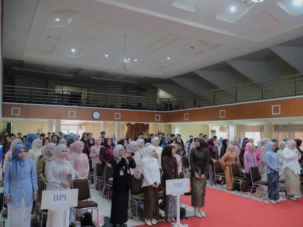 Para peserta saat bersiap mengikuti yudisium.
