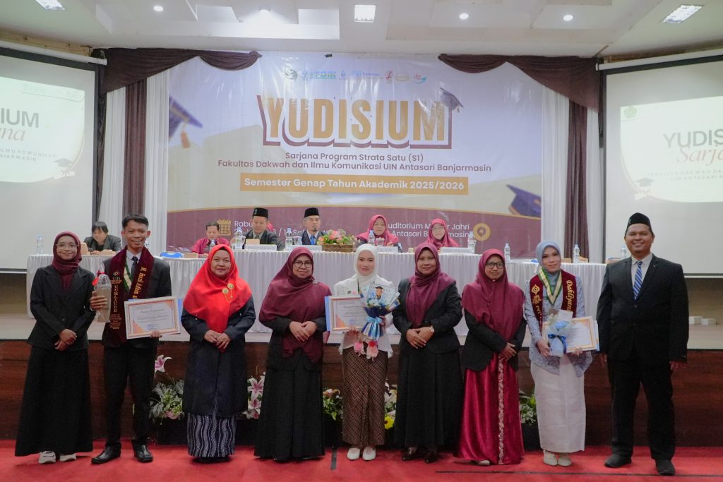 Para pimpinan prodi saat berfoto bersama yudisiawan terbaik.