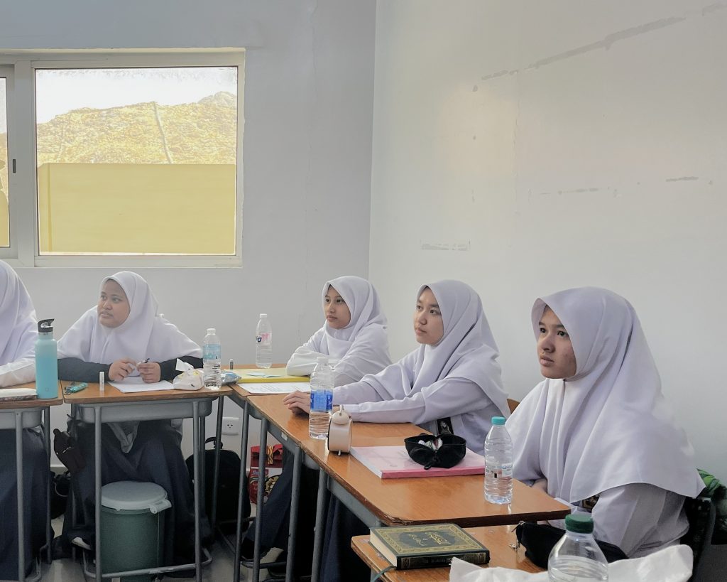 Para siswi saat serius mengikuti kegiatan.
