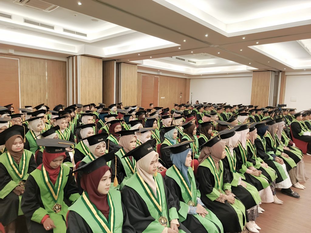 Para wisudawan saat mendengarkan orasi ilmiah (Foto:Humas)