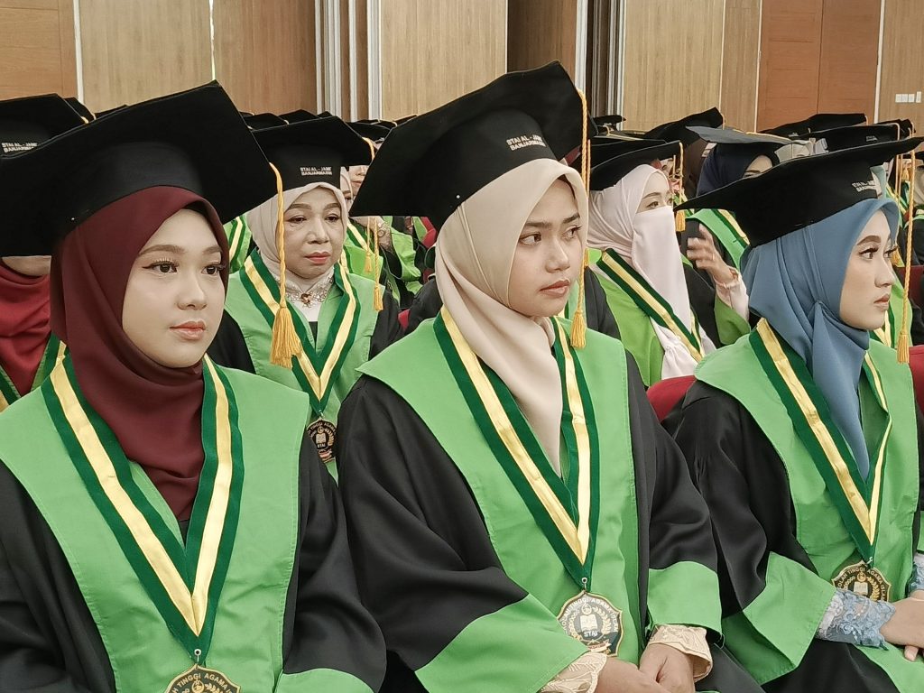 Para wisudawati saat mengikuti saksama arahan Koordinator Kopertais (Foto:Humas)
