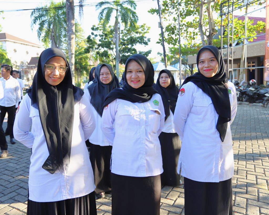 Pegawai Rektorat UIN Antasari saat ceria mengikuti apel.