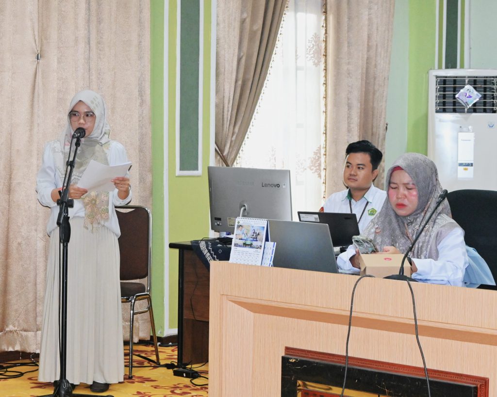 Pembawa acara saat memandu jalannya pembukaan.