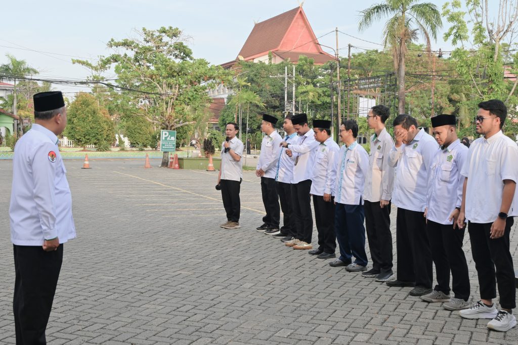 Pemimpin barisan saat memberikan laporan.