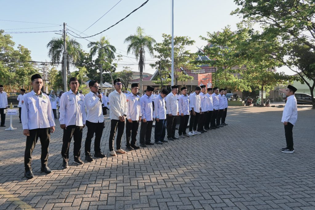 Pemimpin barisan saat memberikan laporan kepada Pemimpin Apel (Foto:Humas/Jamal Ripani)