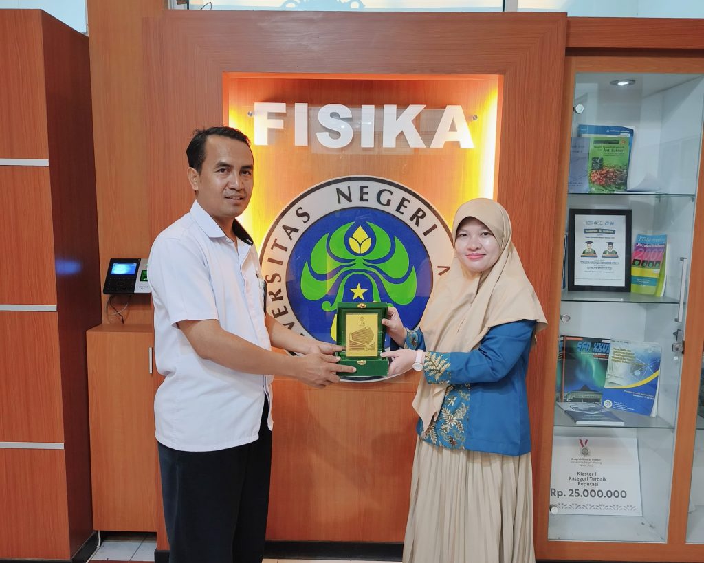 Pengelola Lab Microteaching Departemen Fisika saat menerima kenang-kenangan.