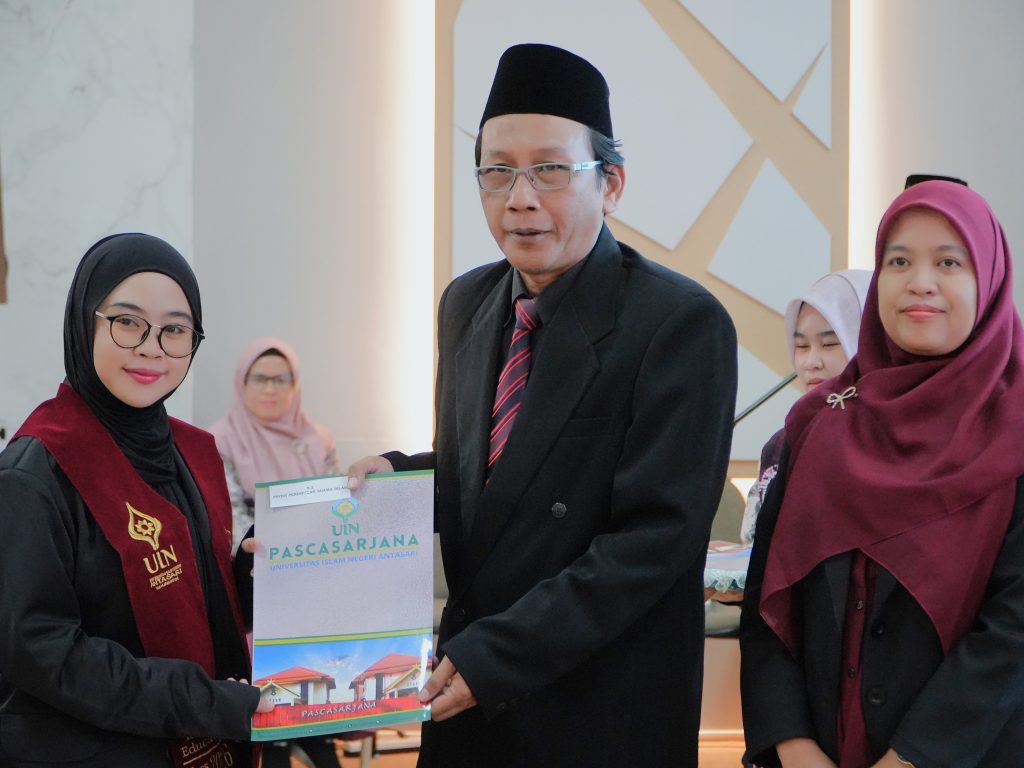 Penyerahan ijazah.