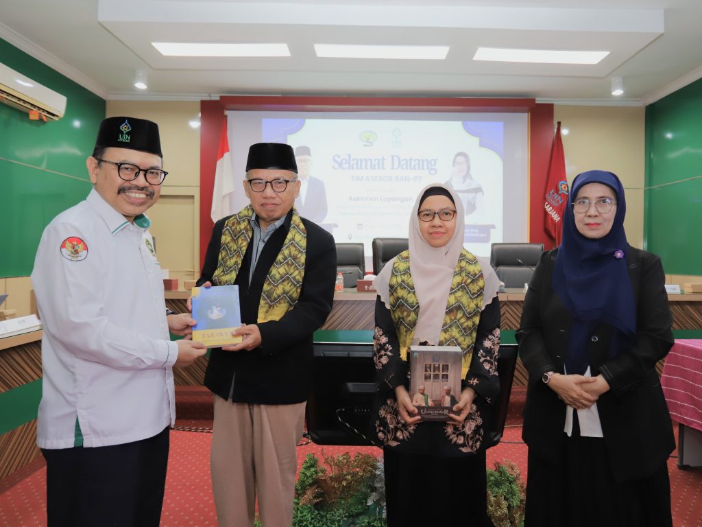 Prof. Dr. H. Mujiburrahman, M.A. saat menyerahkan buku kepada Asesor I.