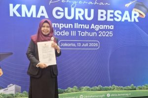 Prof. Dr. Hj. Amelia Rahmaniah, M.H. usai menerima KMA Guru Besar (Foto:Dok. Prof. Amelia) Prof. Dr. Hj. Amelia Rahmaniah, M.H. usai menerima KMA Guru Besar (Foto:Dok. Prof. Amelia)