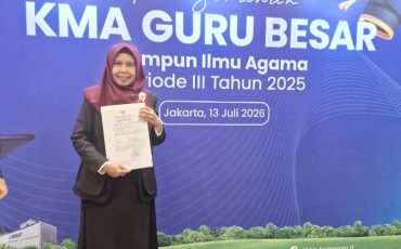 Prof. Dr. Hj. Amelia Rahmaniah, M.H. usai menerima KMA Guru Besar (Foto:Dok. Prof. Amelia)