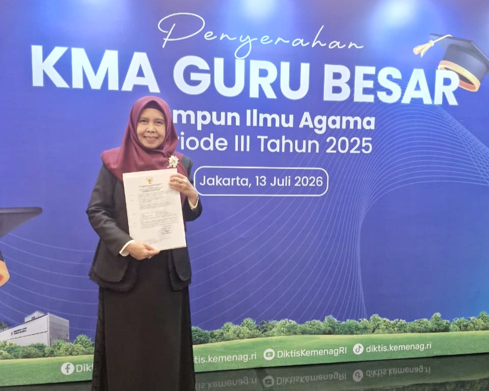 Prof. Dr. Hj. Amelia Rahmaniah, M.H. usai menerima KMA Guru Besar (Foto:Dok. Prof. Amelia)