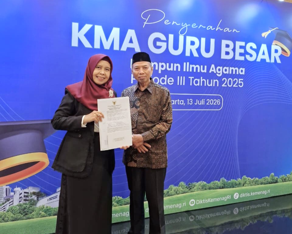 Prof. Dr. Hj. Ameliah Rahmaniah, M.H. saat berfoto bersama suami (Foto:Dok. Prof. Amelia)