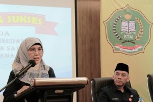 Prof. Dr. Hj. Nida Mufidah, M.Pd. saat memberikan orasi ilmiah di Wisuda Sarjana ke-30 STAI Al-Jami (Foto:Humas) Prof. Dr. Hj. Nida Mufidah, M.Pd. saat memberikan orasi ilmiah di Wisuda Sarjana ke-30 STAI Al-Jami (Foto:Humas)