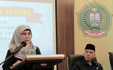 Prof. Dr. Hj. Nida Mufidah, M.Pd. saat memberikan orasi ilmiah di Wisuda Sarjana ke-30 STAI Al-Jami (Foto:Humas)